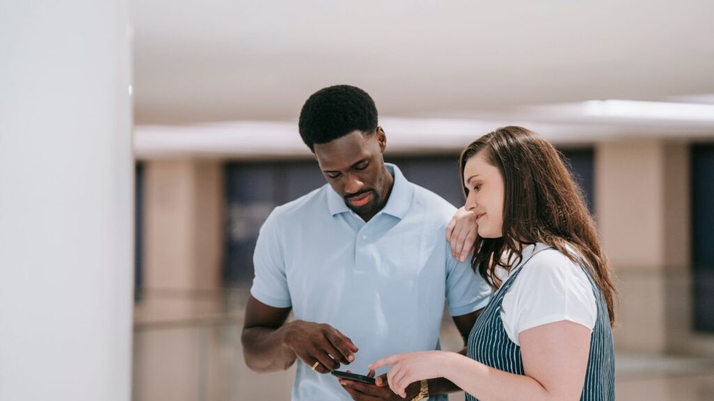 Familie bruker mobil med fri data hjemme i sofaen