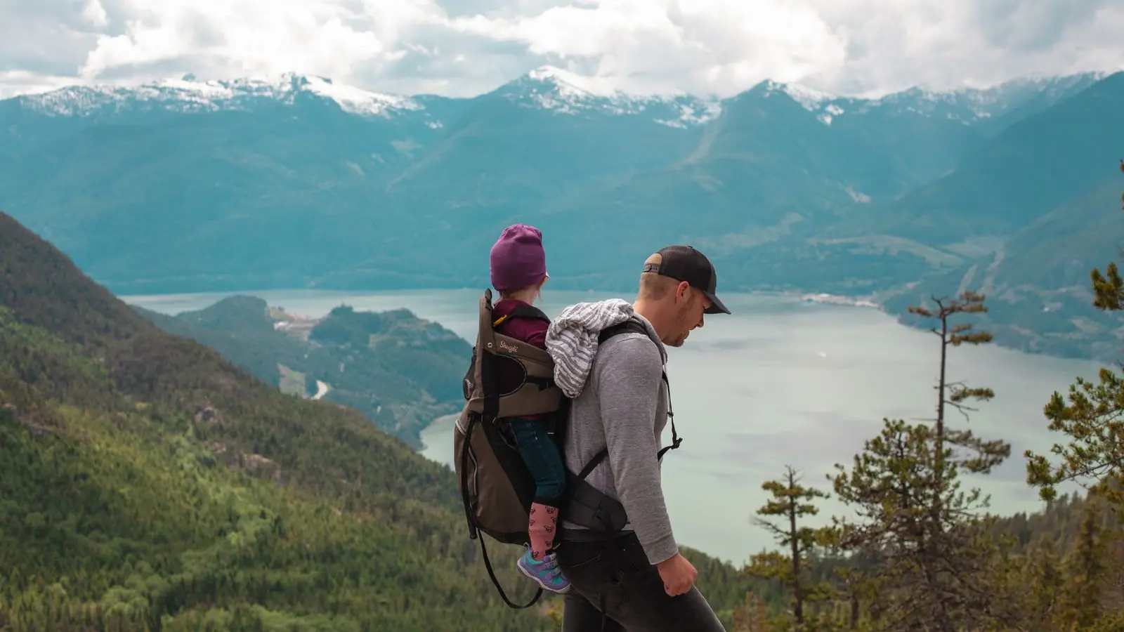 Turgåere på fjelltur med utsikt over fjorden