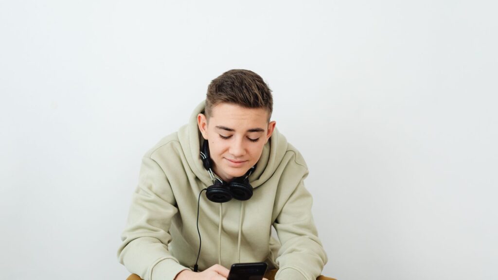 Ung voksen student sjekker mobilen