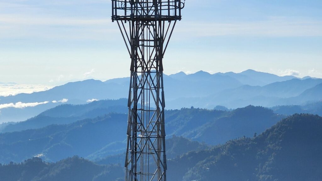 Mobilmast i norsk fjellandskap som gir mobildekning