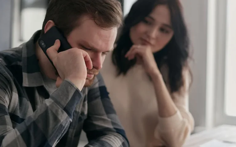 Par går gjennom regninger og mobilkostnader ved bordet